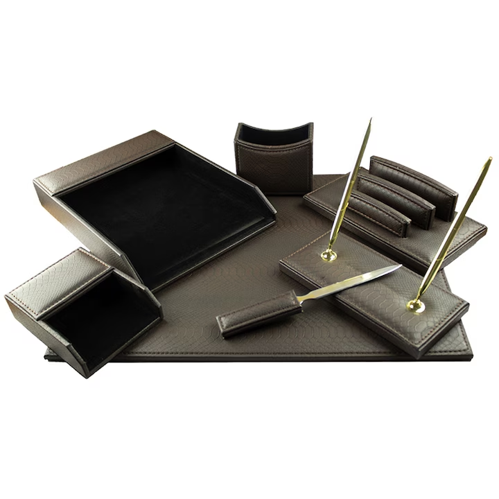 Set birou 7 piese piele ecologica cu mapa birou, suport notes, suport documente, tavita documente, suport stand 2 pixuri, suport instrumente de scris, cutit pentru corespondenta, maro