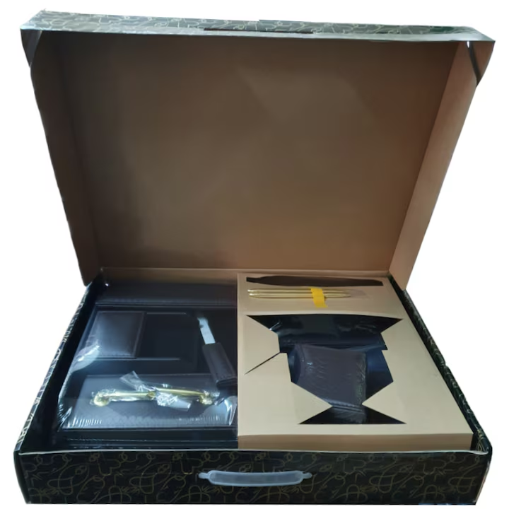 Set birou 7 piese piele ecologica cu mapa birou, suport notes, suport documente, tavita documente, suport stand 2 pixuri, suport instrumente de scris, cutit pentru corespondenta, negru